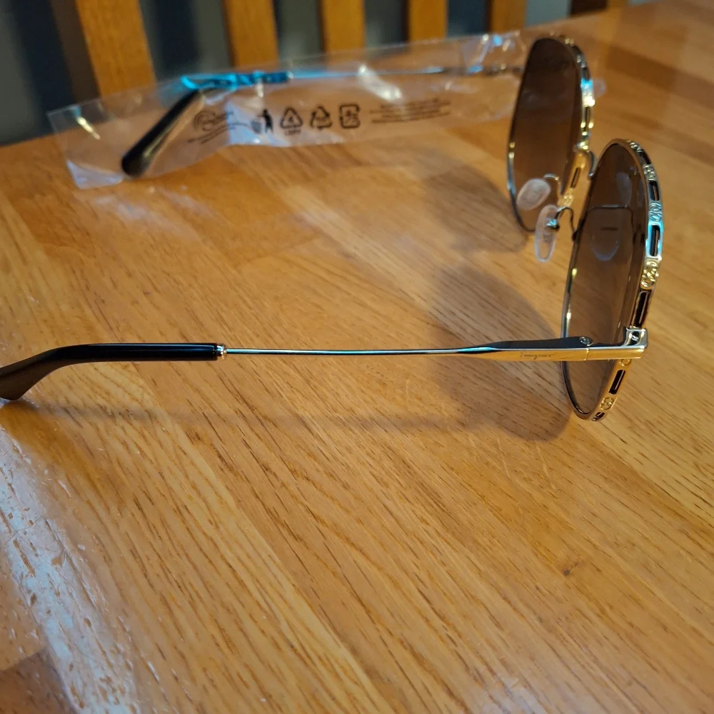 Salvatore Ferragamo Unisex 61mm Gancini Oversize Sunglasses NIB - Picture 7 of 16
